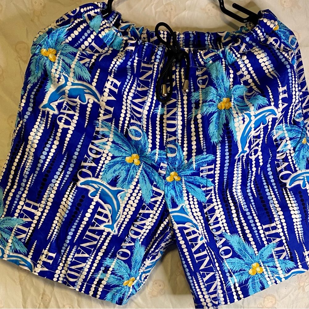 Tropical shorts for summer and beach vibes with a black adjustable rope
